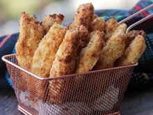 Iscas de frango empanadas com coco na airfryer