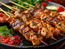 Comida com gosto de fogão a lenha: essa chapa de fogo em oferta deixa carnes, legumes e até pizzas com um sabor irresistível