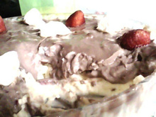 Pavê bicolor com morango