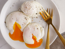 Café da manhã de rico: faça ovos escalfados com truque simples e rápido que deixa o prato muito chique