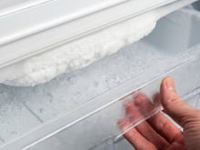 Você sabe a melhor maneira de descongelar seu congelador de forma rápida? TudoGostoso ensina método simples e seguro