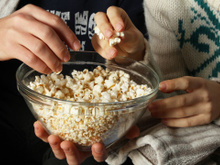 Pipoca além do cinema: entenda como ela melhora o intestino e protege sua saúde cardiovascular se você fizer do jeito certo