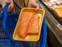 Bandejas de carne no supermercado: o que significam as cores vermelha, amarela e preta?