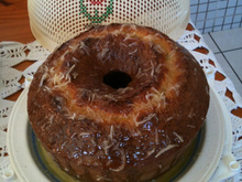 Bolo de Iogurte com calda de laranja e coco