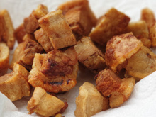 Fazer torresmo na panela de pressão é o jeito mais fácil e garantido de ter o petisco em casa rapidinho (igual de boteco)!