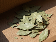 Coloque folhas de louro nos seus armários e veja o que acontece com os insetos de um jeito fácil e sem cheiro