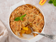 Torta de pêssego fácil e rápida: sobremesa com fruta da primavera é perfeita para o almoço de domingo em família