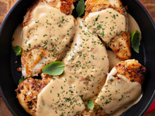 Peito de frango ao molho branco: aprenda a receita rápida e barata que vai deixar todo mundo apaixonado!