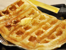 Waffle de pão de queijo para comer no café da manhã no fim de semana: aqui em casa só existe sábado depois de comer essa receita