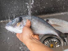 Deixe esse peixe de molho por apenas três minutos antes de grelhá-lo... Isso eliminará todo o cheiro