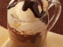 Bolo de caneca com sorvete e calda de chocolate