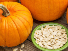 As sementes de abóbora são saudáveis, mas não pense que todos podem consumir. Veja as contraindicações do alimento!