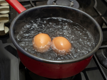 Por que os chefs profissionais não continuam cozinhando ovos depois de levá-los à fervura: o segredo para um prato perfeito