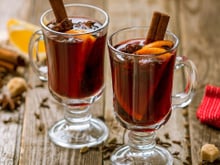 Quentão de vinho e cachaça misturados com sabor equilibrado