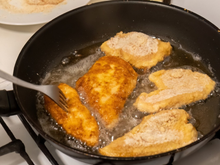 Antes de fritar, faça isso: dica fácil impede que o óleo espirre com um detalhe que faz toda a diferença