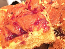 Bolo de fubá com geleia de frutas vermelhas