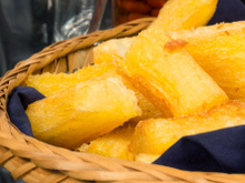 Como fazer mandioca assada crocante