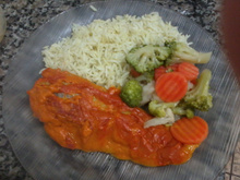 Filé de merluza rápida, com requeijão e molho de tomate