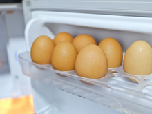 Posso guardar ovos na porta da geladeira? Os erros mais comuns ao armazenar ovos