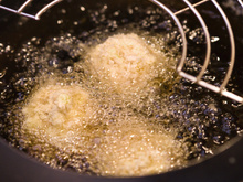 Salgadinho explode ao fritar e machuca influenciador: descubra por que isso pode ter acontecido e como evitar