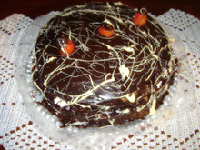 Bolo trufado de chocolate com morango