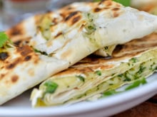 Pão pita com iogurte, queijo cottage e acelga, servido numa frigideira: receita fácil perfeita para um lanche delicioso