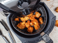 O truque caseiro para para evitar que a comida grude na airfryer