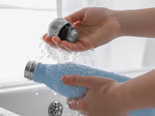 O hábito simples que protege sua saúde: lavar a garrafinha de água todos os dias igual faz com os copos