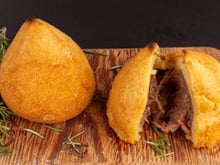 Coxinha de costela desfiada e cream cheese crocante por fora e cremosa por dentro