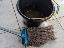 Nem vinagre, nem bicarbonato de sódio: saiba como remover os germes de seus esfregões com 2 ingredientes e em menos de 1 minuto