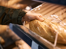 Funcionário de supermercado confessa: é assim que enganamos vocês todos os dias com o preço do pão embalado
