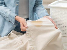 Nenhuma mancha de gordura sobrevive nas minhas roupas depois que eu aprendi esse truque potente