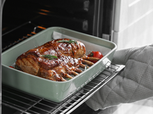 Quer comprar uma assadeira nova? Veja três modelos versáteis que vale a pena ter por perto