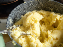 O erro que quase todo mundo comete ao fazer purê de batata e que deixa a receita pesada e sem cremosidade