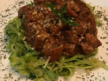 Macarrão de abobrinha com molho de carne bovina