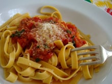 Macarrão com molho de tomate simples