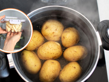 Cozinha, resfria e esquenta novamente: por que esse é o jeito certo de comer batatas?