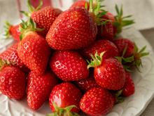 Se você gosta de comer morangos vai ficar em choque com o que pesquisadores descobriram: saiba como se proteger de um jeito simples