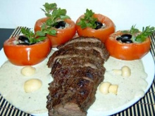 Filé mignon ao molho gorgonzola e tomates recheados