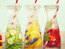 Receitas de água saborizada para se refrescar de um jeito fácil no verão