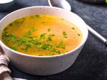 Caldo de ossos rico em colágeno e cheio de sabor para comer puro