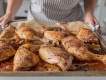 Água, alecrim e um molho especial: é isso que você deve fazer antes de levar o frango para assar (fica muito suculento!)