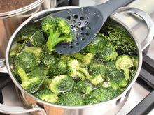 Qual é o jeito mais saudável de cozinhar o brócolis? Mantenha a cor e a textura com essas dicas de especialista