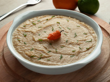 Aprendi a fazer homus clássico com essa chef que morou no Egito: o segredo está em adicionar um ingrediente simples no cozimento do grão-de-bico