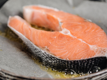 Os chefs espanhóis concordam: "Para um salmão grelhado perfeito, não unte a frigideira, use papel manteiga."