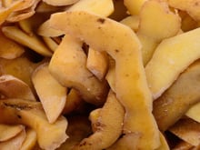 Não jogue as cascas fora: TudoGostoso ensina como usar batata e bicarbonato para remover ferrugem de panelas e frigideiras