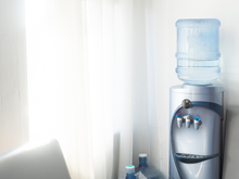 Este bebedouro vai garantir que você se mantenha hidratado no verão e entregará água gelada sempre que você precisar