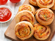 Alternativa mais leve para a ceia de Natal de 2025: a receita de enroladinho salgado que substitui o clássico presunto e queijo