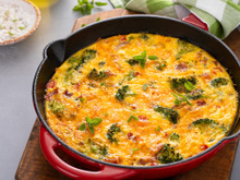 Fritada de ovos com legumes e queijo: receita italiana saudável, rica em proteínas e baixa em calorias