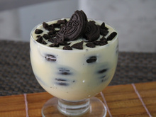 Pavê de leite condensado e bolacha de chocolate com recheio de baunilha